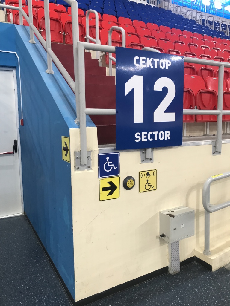 Кнопка вызова персонала при входе на пандус сектора 12 для инвалидов-колясочников.JPG