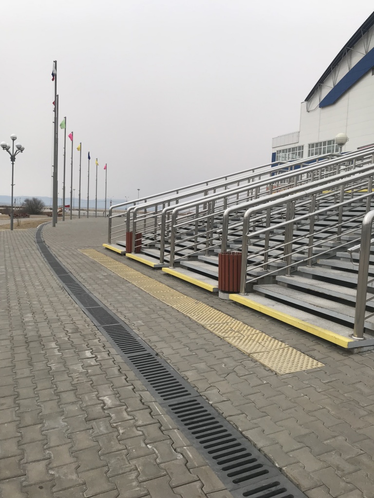 Тактильные указатели полоса выложенная перед препятствием на пути движения для слабовидящих.JPG