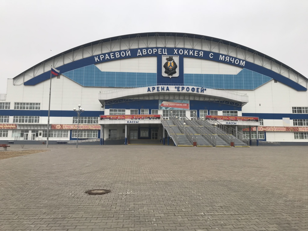 Выделенные контрастным цветом краевые ступени лестниц спортивного комплекса.JPG