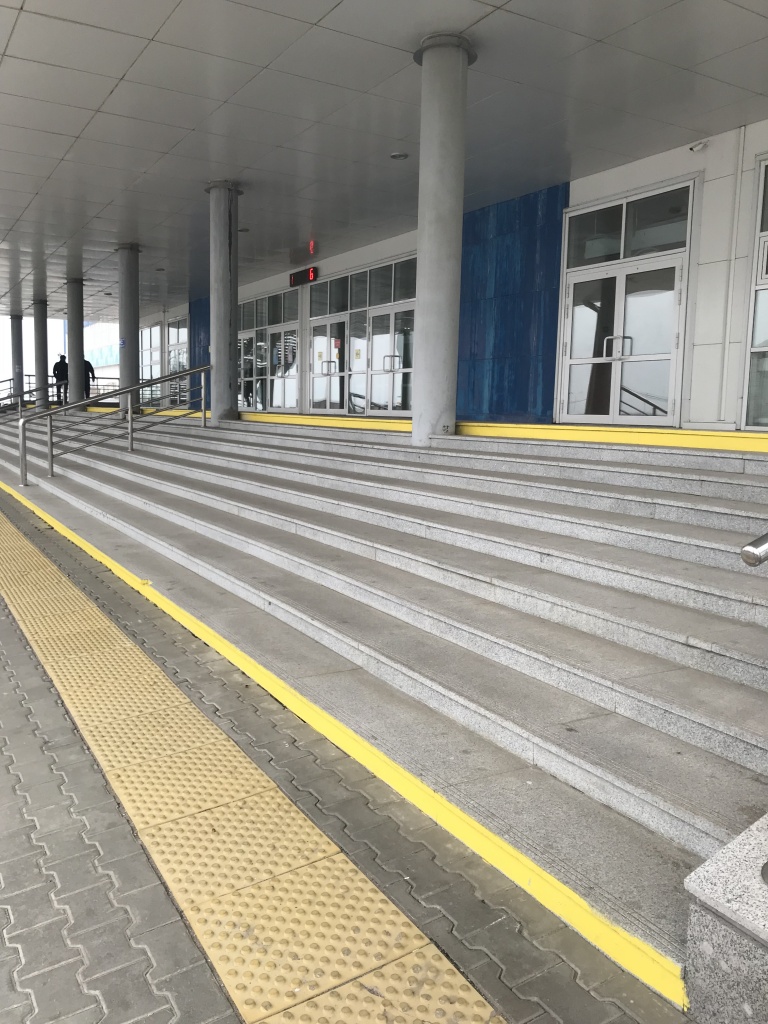 Южный вход в арену.Тактильные указатели перед входом.JPG