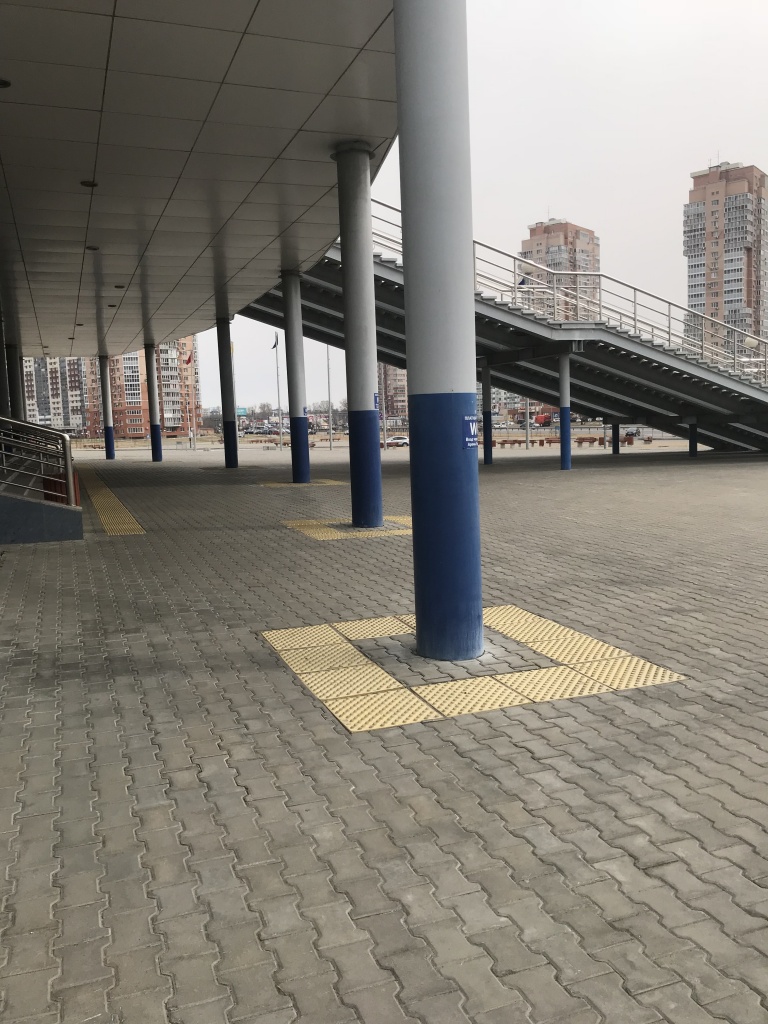 Тактильный указатель -полоса выложенная по контуру препятствия для слабовидящих.JPG