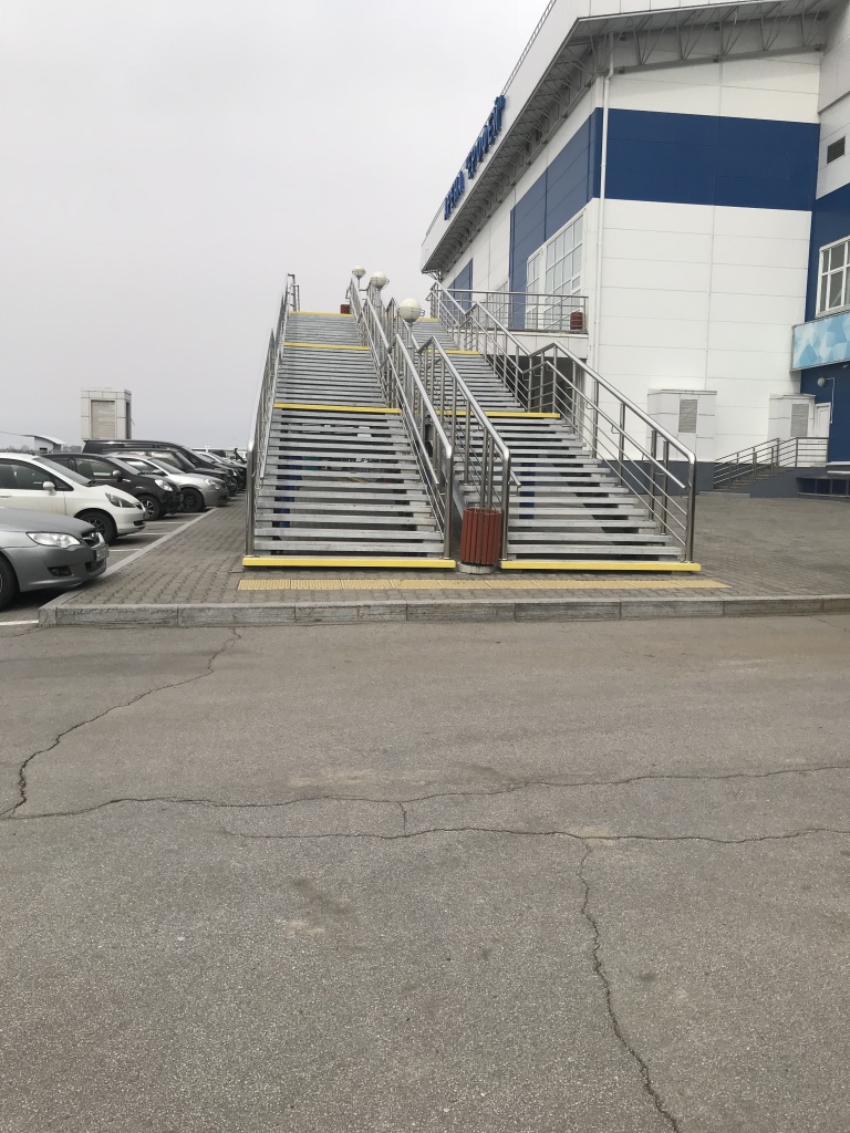 Выделенные контрастным цветом ступени лестниц.Вход в арену со стороны юга.JPG