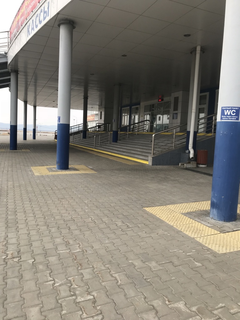 Тактильный указатель-полоса вылложенная перед препятствием для слабовидящих.JPG